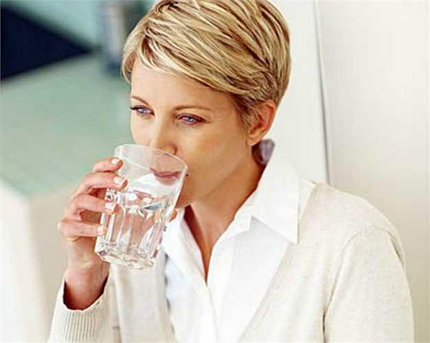 11. Khô miệng Miệng khi không chỉ gây cảm giác khó chịu mà nó còn không tốt cho răng của bạn. Nước bọt rửa sạch vi khuẩn gây sâu răng và làm giảm các axit có hại.