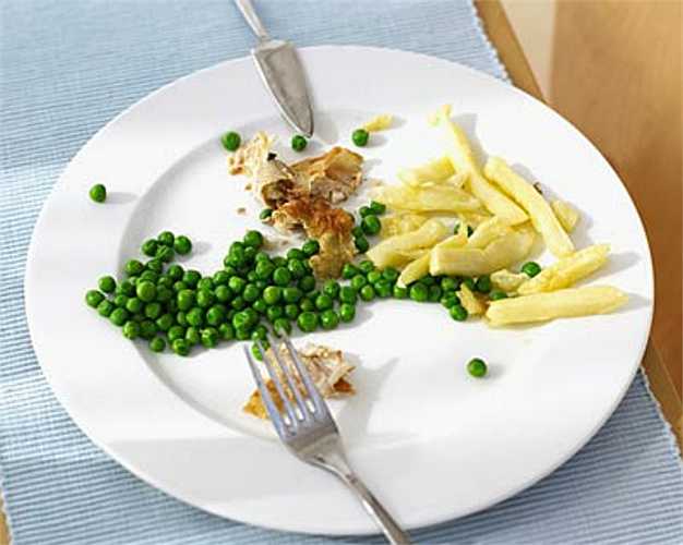 12. Ăn kiêng Chế độ ăn kiêng và thói quen ăn uống nghèo chất dinh dưỡng khiến bạn bị thiếu một số vitamin và các chất cần thiết một nụ cười đẹp. Vitamin B, canxi, vitamin C... tất cả đều rất cần thiết cho sự khỏe mạnh của răng và nướu.