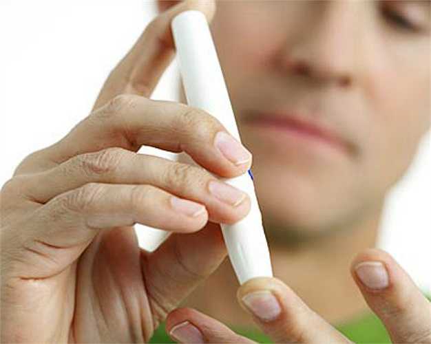 3. Bệnh tiểu đường. Bệnh tiểu đường làm giảm khả năng chống nhiễm khuẩn, vì vậy bạn có nguy cơ mắc các bệnh về răng nướu.