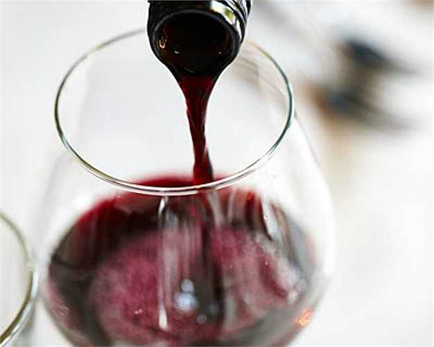 5. Rượu Độ chua của rượu vang có thể phá hỏng cấu trúc răng, ảnh hưởng đến màu răng. Lời khuyên khi uống rượu là bạn nên uống từng ngụm nhỏ và xúc miệng bằng nước lọc ngay sau đó.