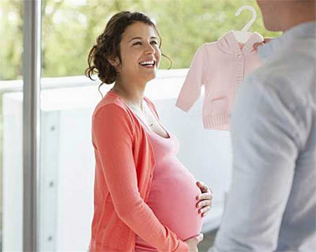 6. Mang thai Những thay đổi hooc-môn trong thời kì mang thai, đặc biệt là hàm lượng estrogen và progesterone có thể gây viêm nướu (đỏ, sưng nướu và chảy máu chân răng).