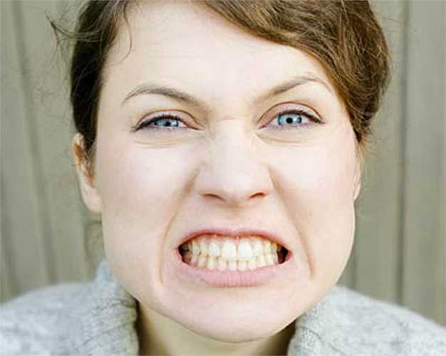 8. Nghiến răng Nghiến răng có thể gây ảnh hưởng đến men răng (gây sứt mẻ, nhạy cảm), xương hàm hay thậm chí làm hay đổi hình dạng khuôn mặt.