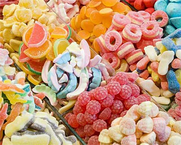 9. Kẹo ngọt Đường trong kẹo tạo axit tấn công men răng gây sâu răng, viêm nướu. Nếu bạn khổng thể đánh răng sau khi ăn kẹo thì hãy ăn pho mát, sữa chua hoặc nhai kẹo cao su để tăng lượng nước bọt tiết ra trung hòa axit.