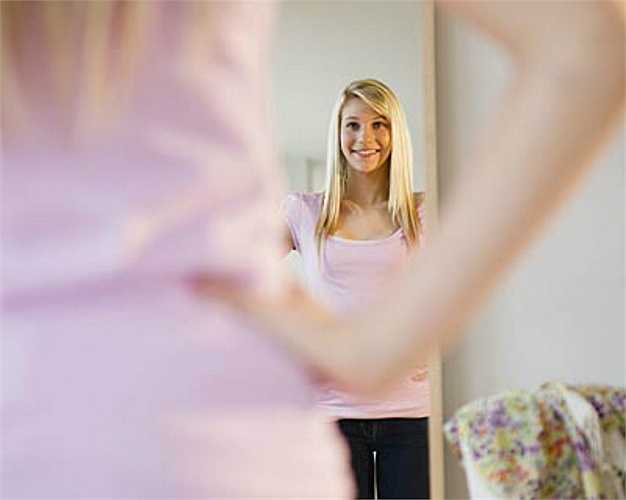 10. Tuổi dậy thì Sự ra tăng hooc-môn trong thời kì này có thể gây ra mụn trứng cá, nhạy cảm hơn với mảng bám nên dễ dẫn đến nhiễm trùng nướu, viêm nướu, loét miệng nếu như bạn vệ sinh chăm sóc răng miệng kém.