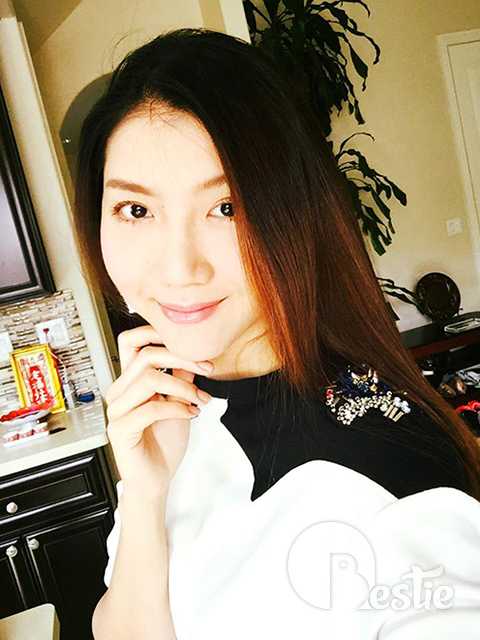 Sau khi rời bỏ ánh hào quang của showbiz Việt, cựu siêu mẫu Ngọc Quyên đã theo chồng sang Mỹ định cư. Hiện Ngọc Quyên và chồng đang rất hạnh phúc chờ đón đứa con đầu lòng.