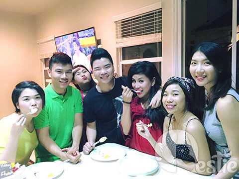 Cựu siêu mẫu vẫn chọn những trang phục ôm khi đi dự tiệc cùng bạn bè.