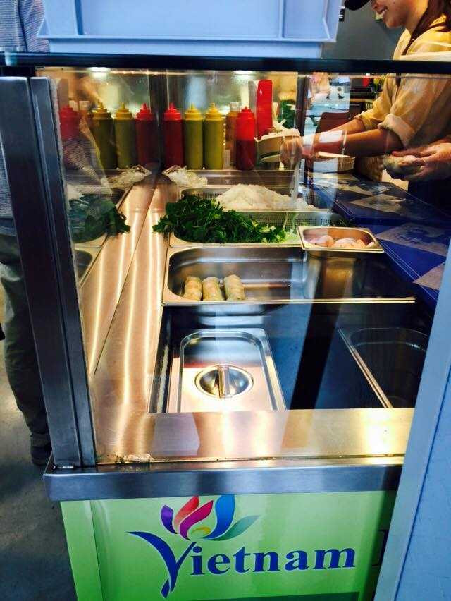 Nhiều ý kiến cho rằng những hình ảnh của Việt Nam tại triển lãm sơ sài và nhếch nhác