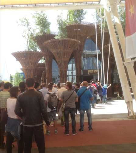 Xếp hàng vào tham quan Nhà Việt Nam