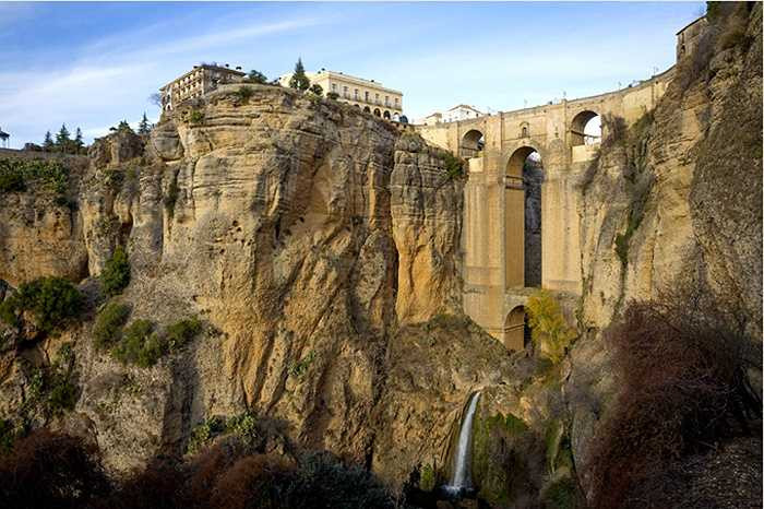 Ronda, Tây Ban Nha được người Celtic xây dựng nên từ thời cổ đại. Thành phố được chia làm hai bởi sông Guadalevin chảy qua Ronda, nằm ở hai bên hẻm núi El Tajo