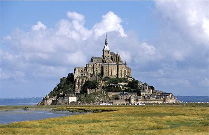 Mont Saint Michel là hòn đảo nhỏ ở Tây Bắc nước Pháp. Hòn đảo này đã được xây dựng thành pháo đài với 1 tu viện. Năm 1979 hòn đảo được công nhận là di sản văn hóa thế giới 