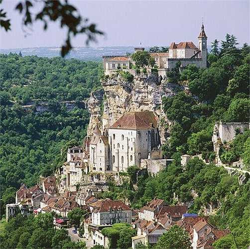 Rocamadour (Pháp) là thành phố được xây dựng thời trung cổ, nằm bên vách núi dựng đứng cao 150m so với mặt nước biển 