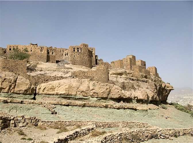 Al Hajjara, Yemen là thành phố hình thành từ thế kỷ 12 với những căn nhà được xây từ các tảng đá lớn