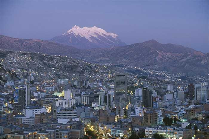 La Paz, Bolivia nằm trên một địa thế khá cao, nơi đây có các cơ quan Chính phủ nước này. Cảnh quan thành phố rất hấp dẫn