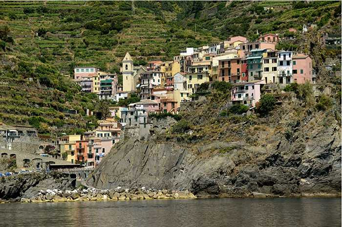 Castellfollit de la Roca, Tây Ban Nha được xây dựng trên lớp đá bazan nằm giữa 2 con sông