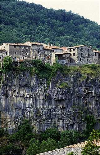 Manarola là ngôi làng đánh cá nằm ở mỏm đá chìa ra biển