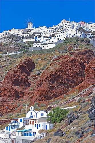 Santorini, Hy Lạp với cảnh quan kiến trúc quyến rũ. Những ngôi nhà nằm bên vách đá nhìn ra biển là kết quả của núi lửa có một phần bị ngập dưới nước biển