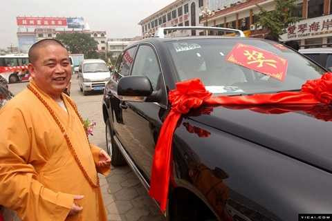 Nhiều thông tin trên mạng <a href='https://vtcnews.vn/xa-hoi.2.0.html' >xã hội</a> Trung Quốc nói nhà sư Thích Vĩnh Tín chỉ thích dùng đồ đắt tiền