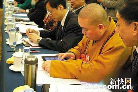 Hình ảnh nhà sư Thích Vĩnh Tín dùng iPad trong một cuộc họp cũng bị chỉ trích là không phù hợp với nhà Phật