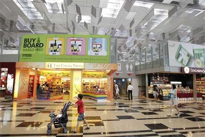 Tổng diện tích các gian hàng bán lẻ ở Changi là 74.000m2. Con số này bằng 10 sân bóng đá cộng lại. Đây là nơi mua sắm lớn nhất ở Singapore