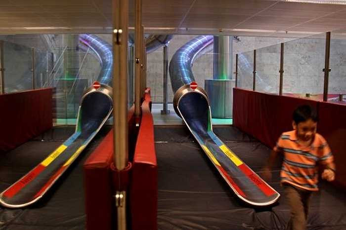 Trong sân bay có khu nhà trượt theo đường ống cao hơn 10m