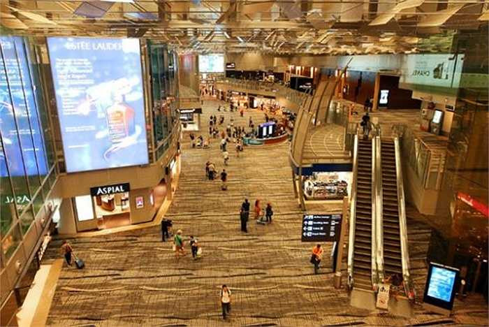 Trong sân bay có khu vực triển lãm hàng không