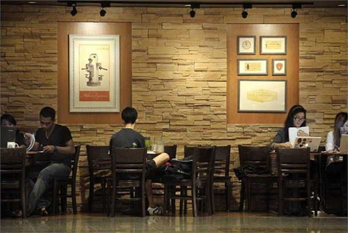 Sinh viên thường đến các quán cafe của sân bay để học và nghiên cứu