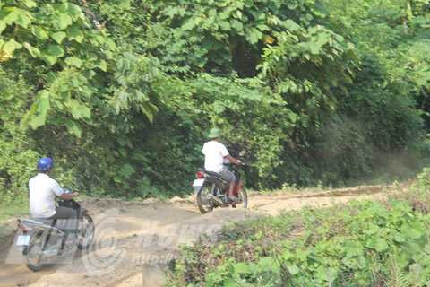 Con đường gập ghềnh vào làng Cài Con đường gập ghềnh vào làng Cài