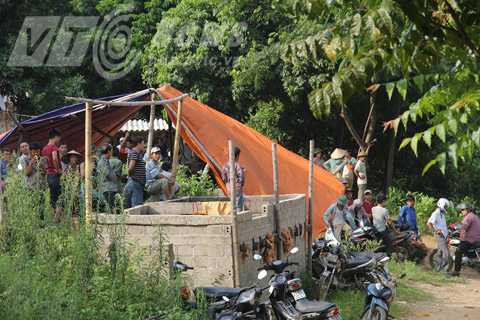 Người dân làng Cài tập trung nghe ngòng thông tin Người dân làng Cài tập trung nghe ngòng thông tin