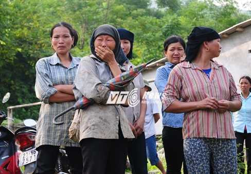 Những người dân địa phương không kìm được nước mắt trước vụ án mạng kinh hoàng - Ảnh: Tùng Đinh