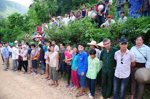 Người dân Lâm Giang bàng hoàng trước vụ án mạng dã man - Ảnh: Tùng Đinh