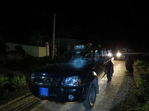 Trinh sát xuất kích trong đêm truy tìm hung thủ vụ thảm án - Ảnh MINH QUANG Trinh sát xuất kích trong đêm truy tìm hung thủ vụ thảm án - Ảnh MINH QUANG