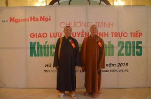 Sư trụ trì chùa Sắc Thiên Vương - Thích Thiện Từ (bên phải)