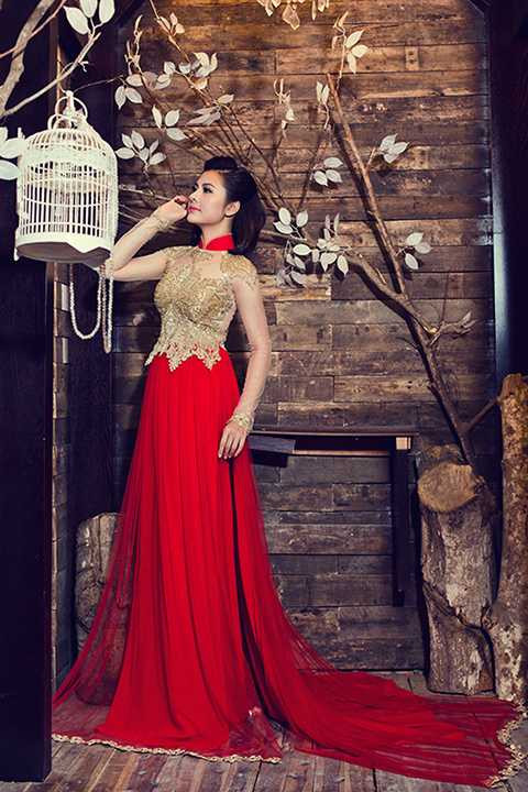 Với chất liệu chủ yếu từ lưới voan và ren, những chiếc áo dài cách tân mang dáng dấp gần giống như một chiếc váy dạ hội quyến rũ mà không mất đi vẻ trang trọng truyền thống.