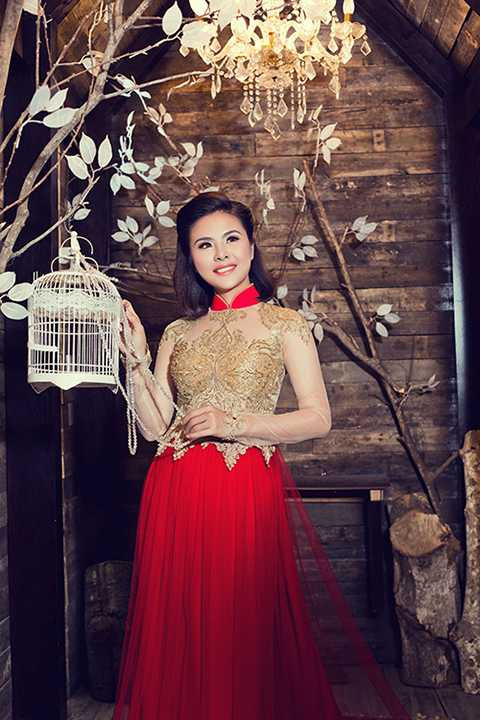 Nhà thiết kế Huỳnh Lợi đã sử dụng chất liệu voan lưới để may áo dài mang lại cảm giác nhẹ nhàng, uyển chuyển hơn.