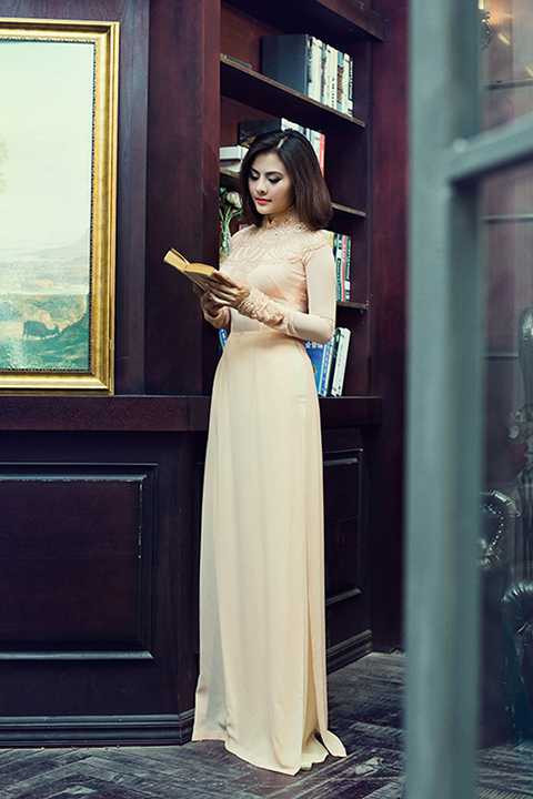 Với những cô dâu thích sự lộng lẫy, rực rỡ trong ngày hạnh phúc có thể lựa chọn chiếc áo dài có phần đuôi áo xòe rộng được kết đăng ren cầu kỳ, kiêu sa di chuyển theo chủ nhân mặc chúng. Bộ ảnh được thực hiện với sự hỗ trợ của stylist Tân Đà Lạt, nhiếp ảnh gia Phan Thành Cân, nhà thiết kế kiêm chuyên gia trang điểm Huỳnh Lợi.