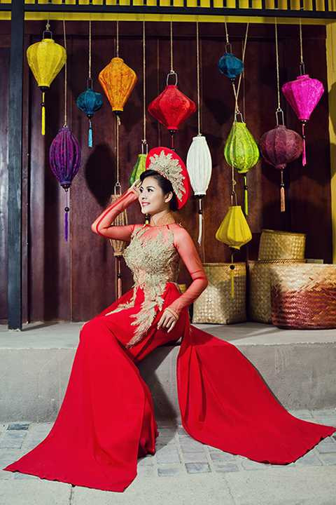 Vì vậy Vân Trang đã nhiệt tình nhận lời mời thực hiện bộ ảnh giới thiệu bộ sưu tập áo dài mới nhất của nhà thiết kế Huỳnh Lợi.