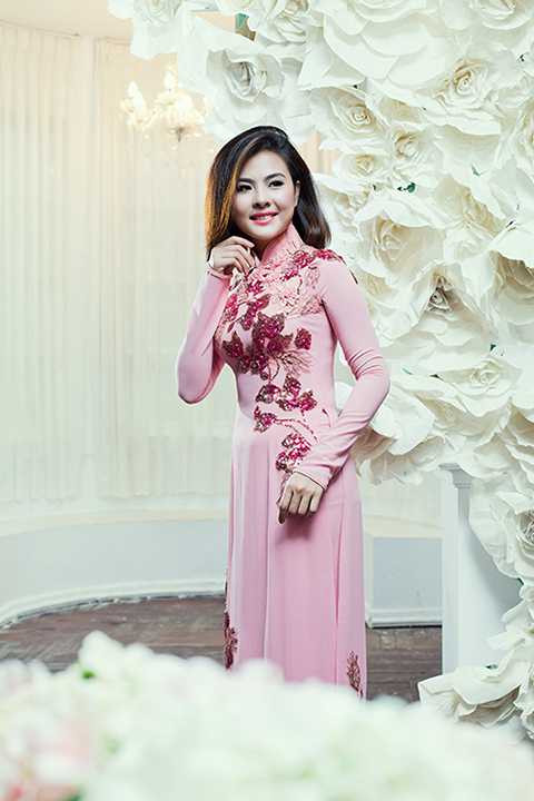 Bộ sưu tập này như một gợi ý cho các cô dâu khi lựa chọn áo dài trong ngày cưới theo kiểu dáng truyền thống hay được may theo kiểu dáng mới cách tân.