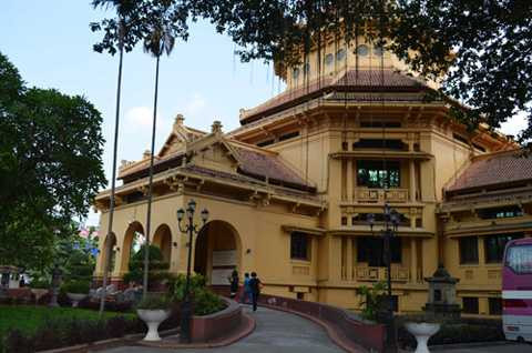 Bảo tàng Lịch sử Quốc gia tọa lạc trên địa bàn phường Tràng Tiền, quận Hoàn Kiếm, TP.Hà Nội, gồm hai cơ sở trưng bày tại số 1 Tràng Tiền và 216 Trần Quảng Khải