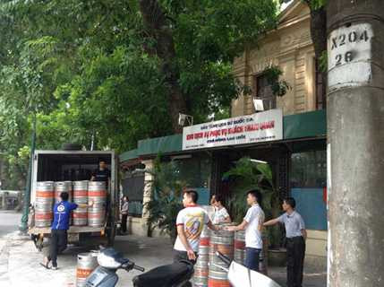 Xe chở bia đến cho nhà hàng ở mặt phố Trần Quang Khải: Ảnh Ban Xuân