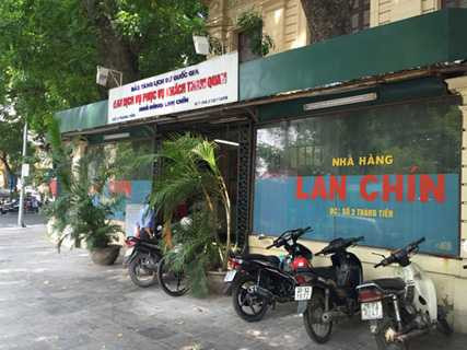 Tuy nhiên, hiện nay, khoảng đất ở hai bên hông của bảo tàng lại bị “xẻ thịt” để xây dựng nhà hàng, quán phở, quán cà phê…