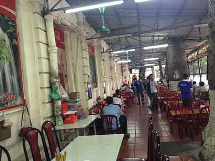 Lúc nào cũng tấp nập người ra kẻ vào