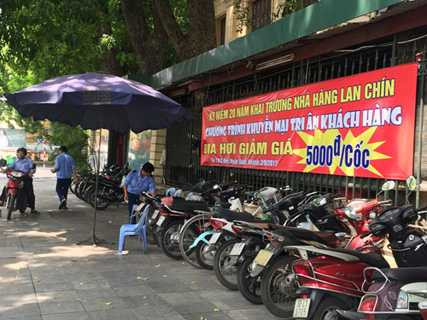 Vỉa hè phía trước của bảo tàng cũng được tận dụng làm nơi gửi xe