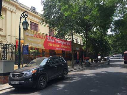 Bên hông bảo tàng mặt phố Tràng Tiền, một quán phở mới được mở cách đây khoảng một tuần