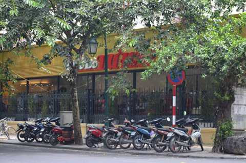 Vỉa hè mặt phố này cũng được chủ quán tận dụng làm nơi gửi xe