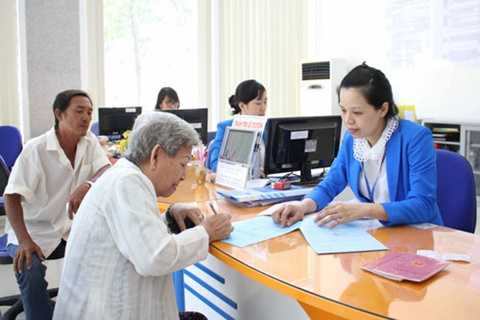 Khách hàng đóng tiền điện tại Công ty Điện lực Sài Gòn Ảnh: Hoàng Triều
