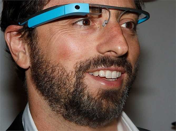 Trong thời gian dài, anh thường xuyên xuất hiện với kính Google Glass trên mặt. Theo New York Times, Brin chịu trách nhiệm lớn trong việc đưa kính Glass ra quá sớm, trước khi công chúng sẵn sàng đón nhận.