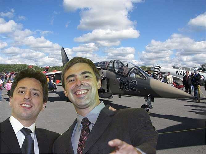 Tất nhiên, không phải tất cả tài sản của Brin đều dồn vào các tổ chức từ thiện. Năm 2011, anh, Page và Schmidt đã mua 8 chiếc phi cơ riêng. Brin còn sở hữu bất động sản tại New York và Los Altos.