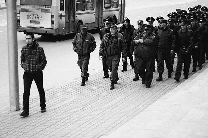 Brin thăm lại Matxcova năm 17 tuổi trong một chuyến du lịch của cả lớp do bố Michael dẫn đầu. Với bản tính ương ngạnh, Brin đã ném đá vào một xe cảnh sát và gặp rắc rối nghiêm trọng.