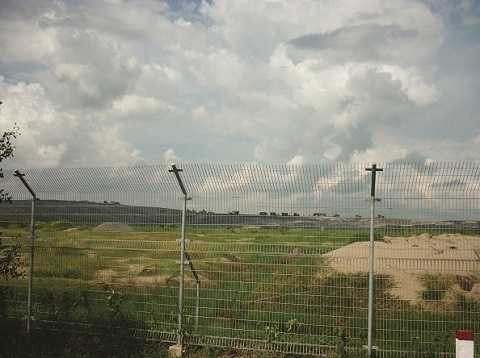 Bãi rác Đa Phước với hàng rào lưới B40 kiên cố và canh phòng cẩn mật bởi một đội bảo vệ chuyên nghiệp, sẵn sàng rượt đuổi phóng viên. Bãi rác Đa Phước với hàng rào lưới B40 kiên cố và canh phòng cẩn mật bởi một đội bảo vệ chuyên nghiệp, sẵn sàng rượt đuổi phóng viên.