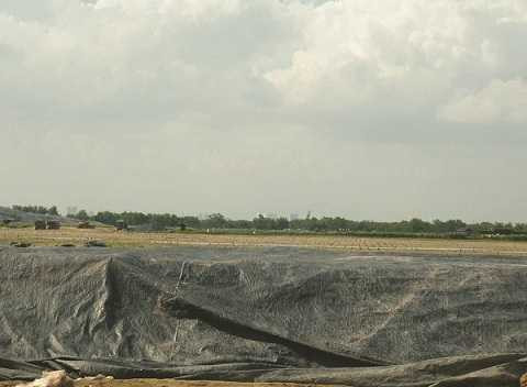 Khu vực phía sau bờ đê đã sẵn sàng tiếp nhận lượng rác lớn đổ về. Khu vực phía sau bờ đê đã sẵn sàng tiếp nhận lượng rác lớn đổ về.